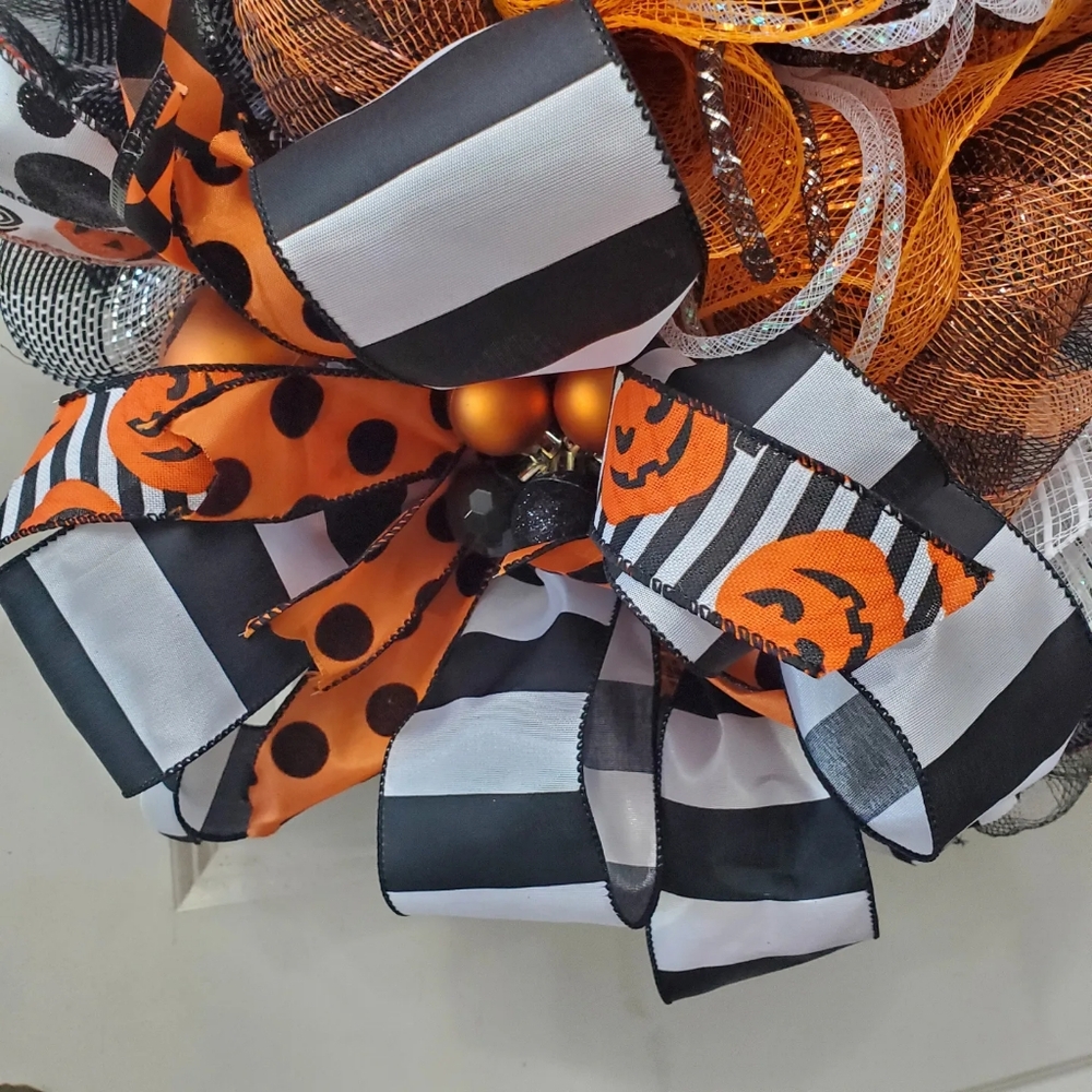 "The Neighbors Have the Good Candy" Halloween Wreath - Picture 3 of 7